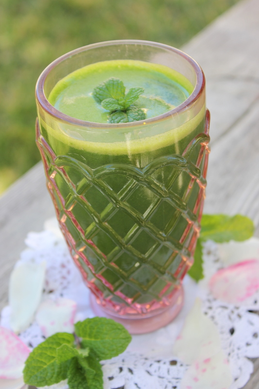 Green Juice with Mint and Pineapple